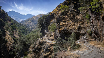 Alcazaba und Mulhacén erheben sich aus der Bergwelt der Sierra Nevada