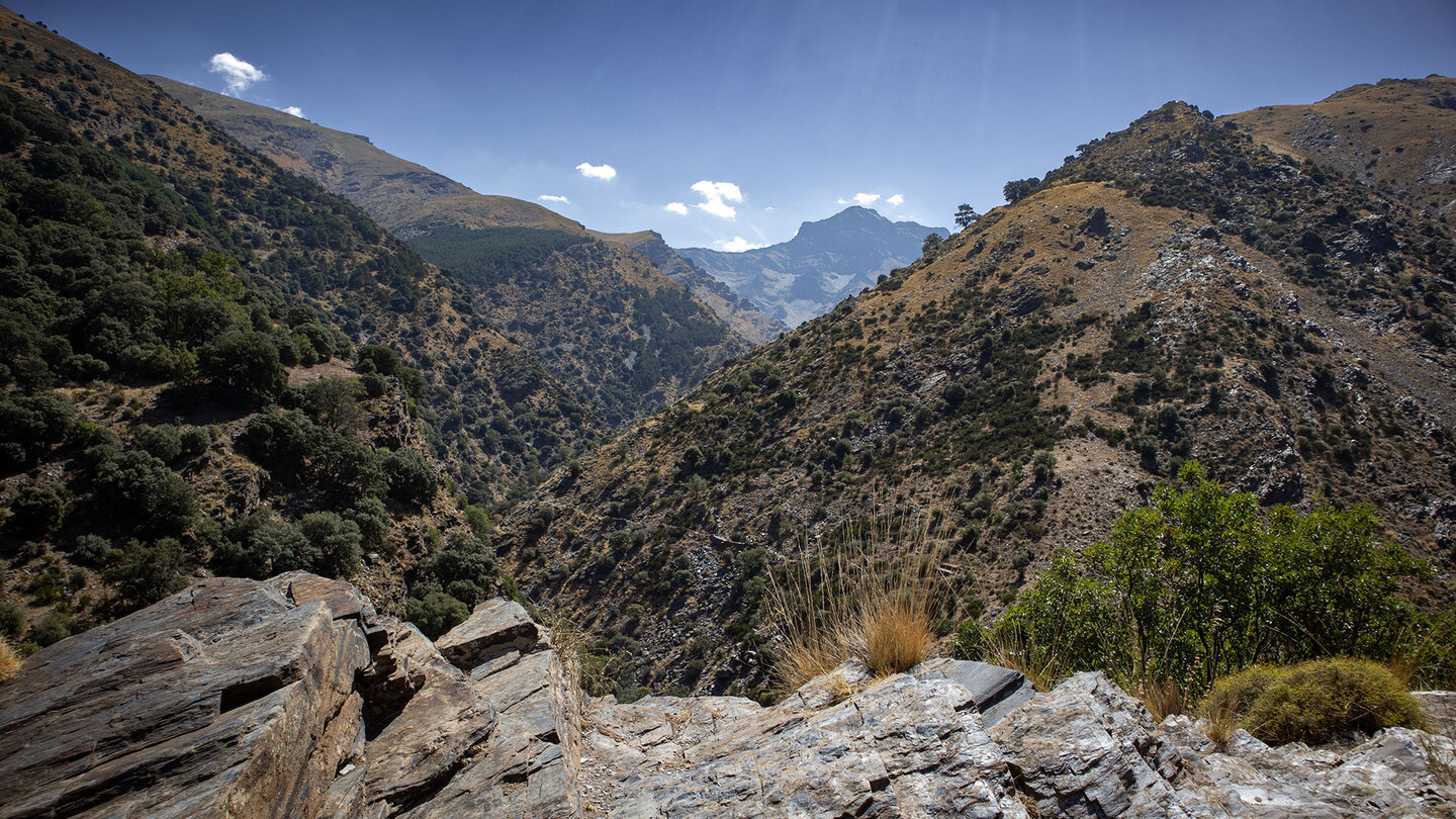 Blick übers Guarnón-Tal bis zum Veleta