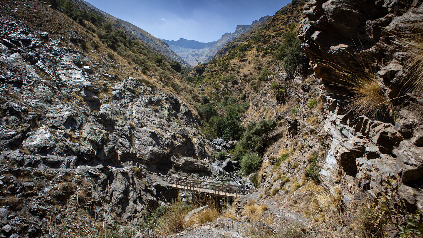 Brücke über den Bachlauf des Río Guarnón