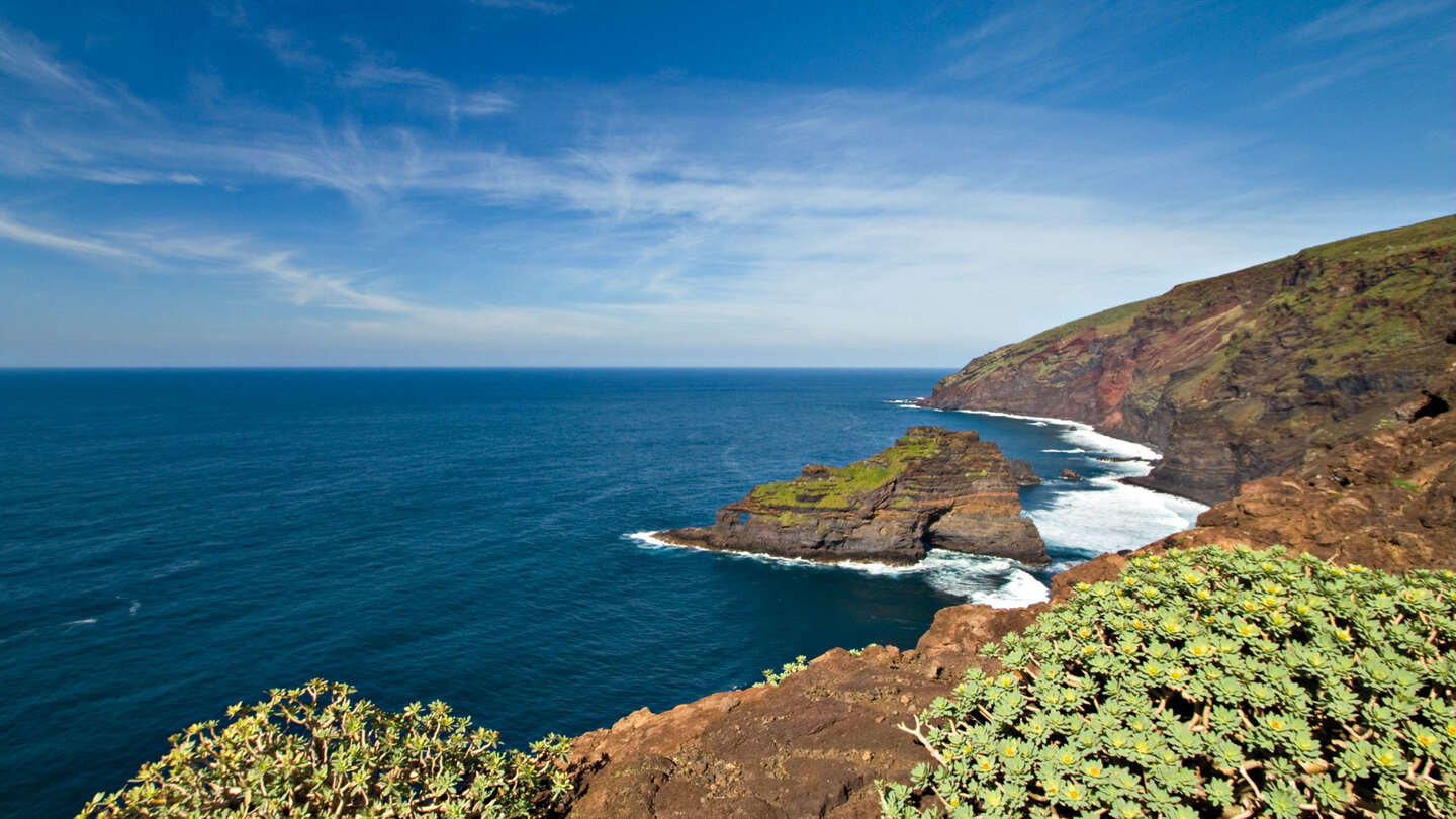 Aussicht auf die großartige Felsküste mit dem Roque de las Tabaidas auf La Palma