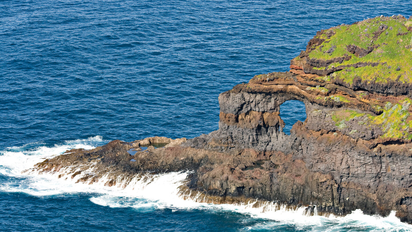 das von Brandung erodierte Gestein am Roque de las Tabaidas auf La Palma