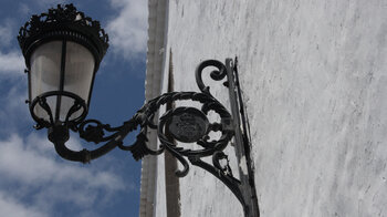 schöne Gußeisenlaterne an der Fassade der Iglesia de Santo Domingo in Santa Cruz de La Palma