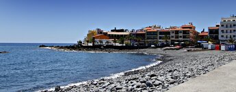 Blick vom Strand auf die Häuser von La Playa in Valle Gran Rey auf La Gomera