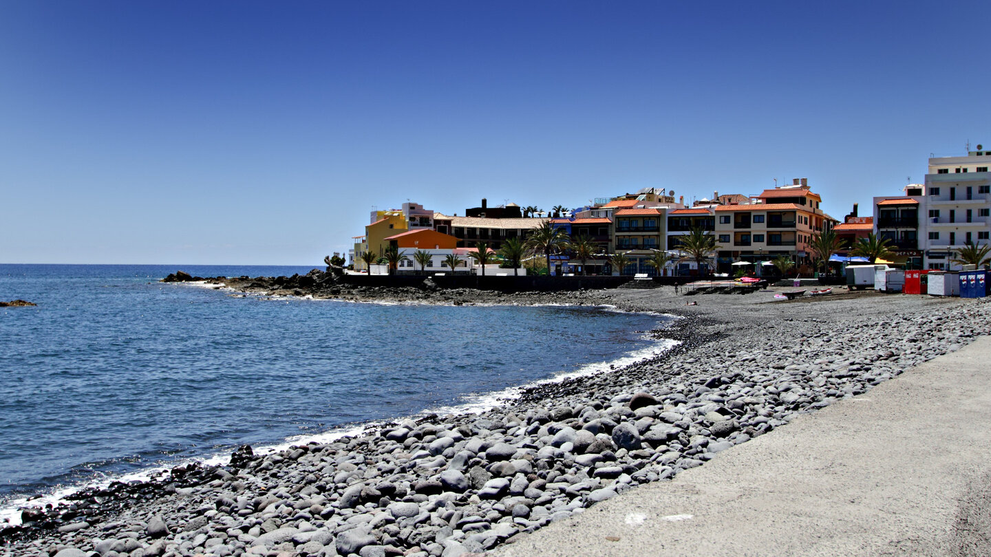 Blick vom Strand auf die Häuser von La Playa in Valle Gran Rey auf La Gomera