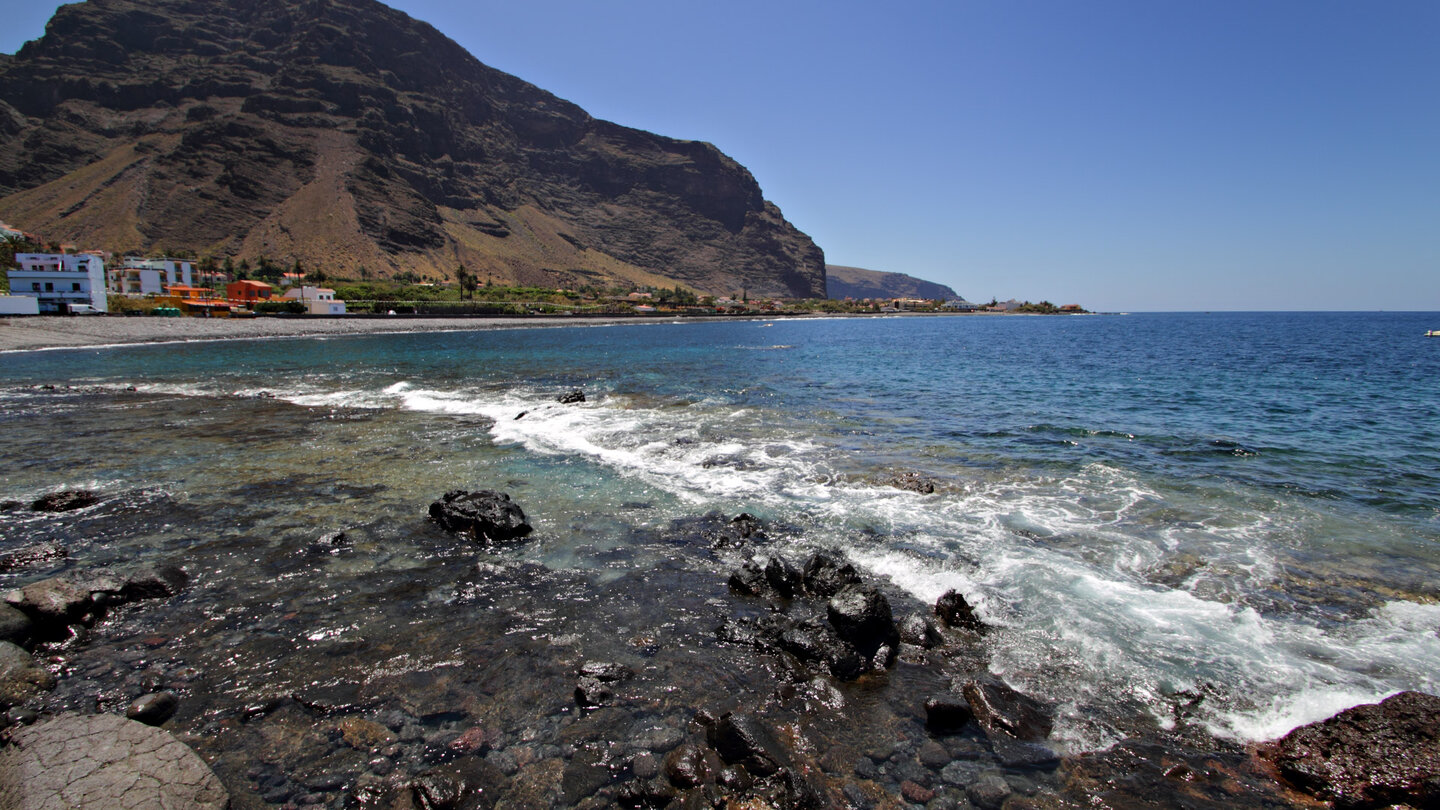 Blick entlang des Playa de la Calera bei Valle Gran Rey