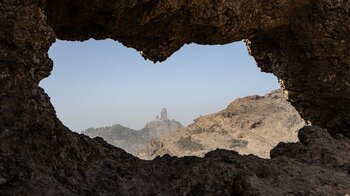 Ausblick auf den Roque Nublo durch den Felsbogen Ventana del Nublo