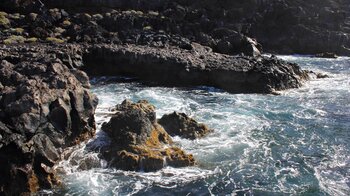 schroffe Basaltfelsen an der Küste der Punta Orchilla auf El Hierro