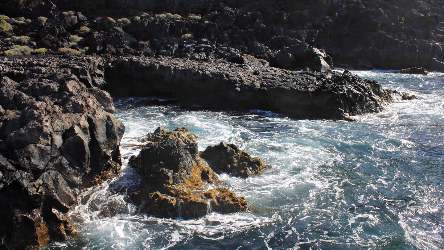 schroffe Basaltfelsen an der Küste der Punta Orchilla auf El Hierro