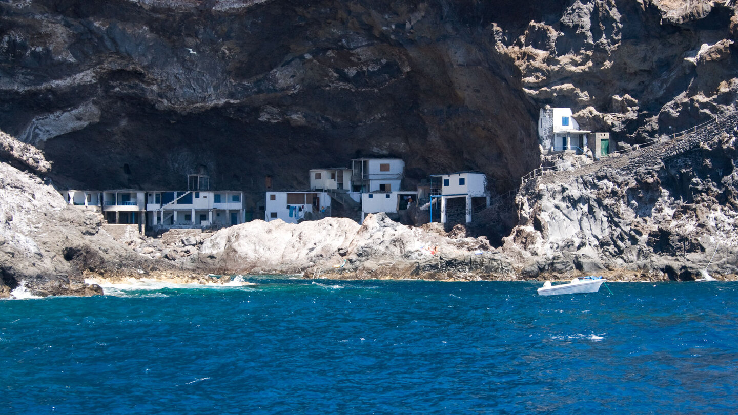 tief in die riesige Höhle gebaute Behausungen in der Piratenbucht auf La Palma