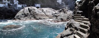 spektakulär in die Felsen gebaute Zugänge in der Piratenbucht auf La Palma