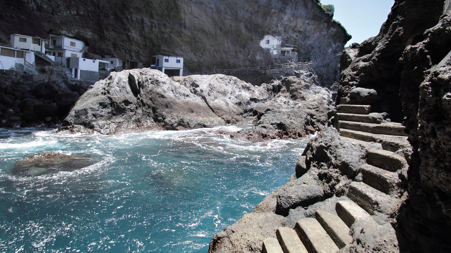 spektakulär in die Felsen gebaute Zugänge in der Piratenbucht auf La Palma