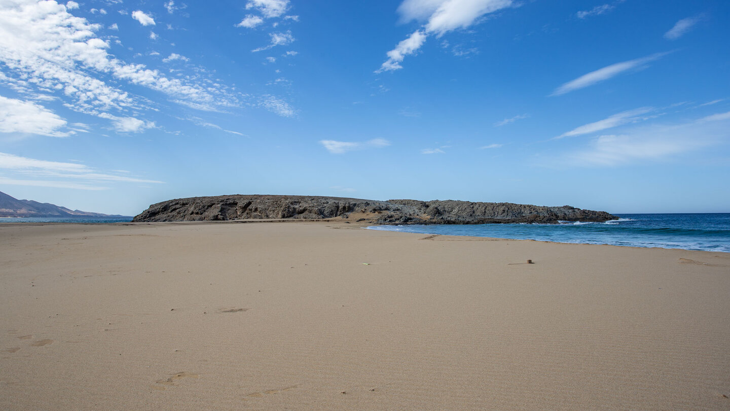 die Felsinsel El Islote an der Playa de Cofete