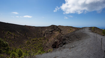 befestigte Wege am Kraterrand des Volcán de San Antonio auf La Palma