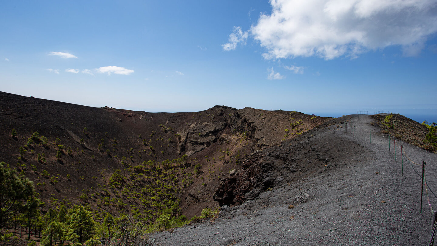 befestigte Wege am Kraterrand des Volcán de San Antonio auf La Palma