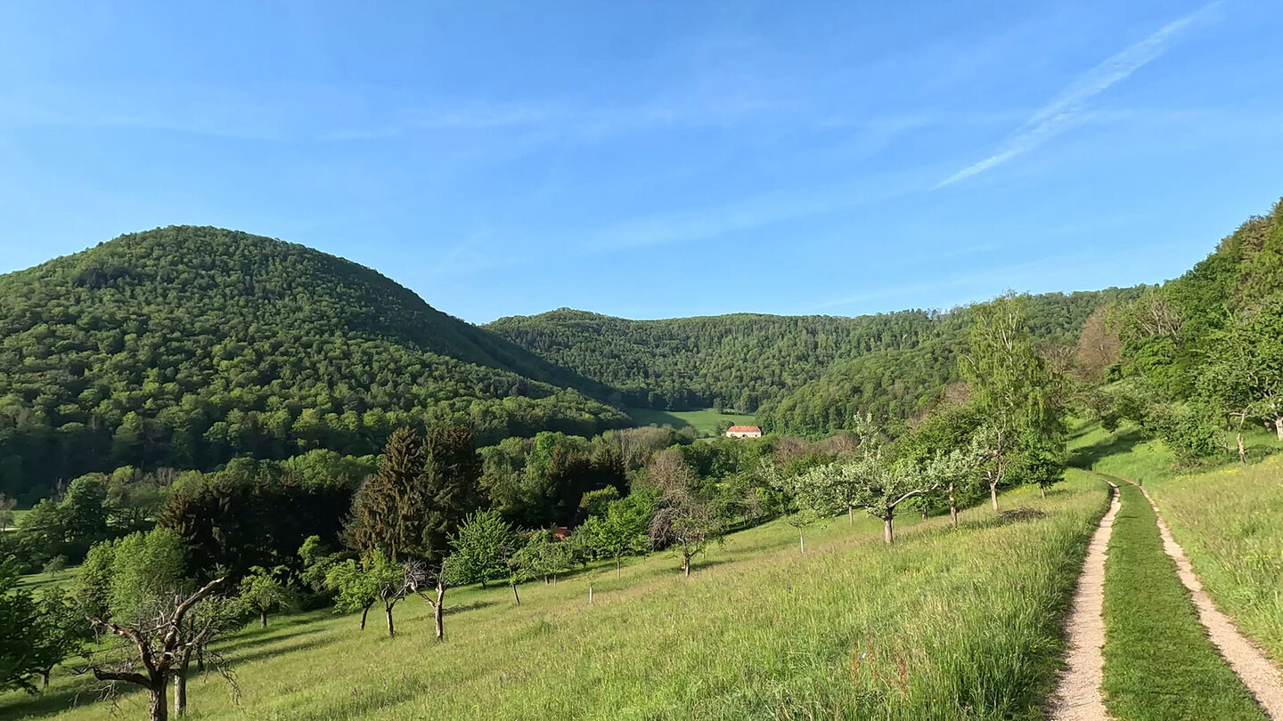 Blick über das Maisental mit dem historischen Bauernhof bei Bad Urach