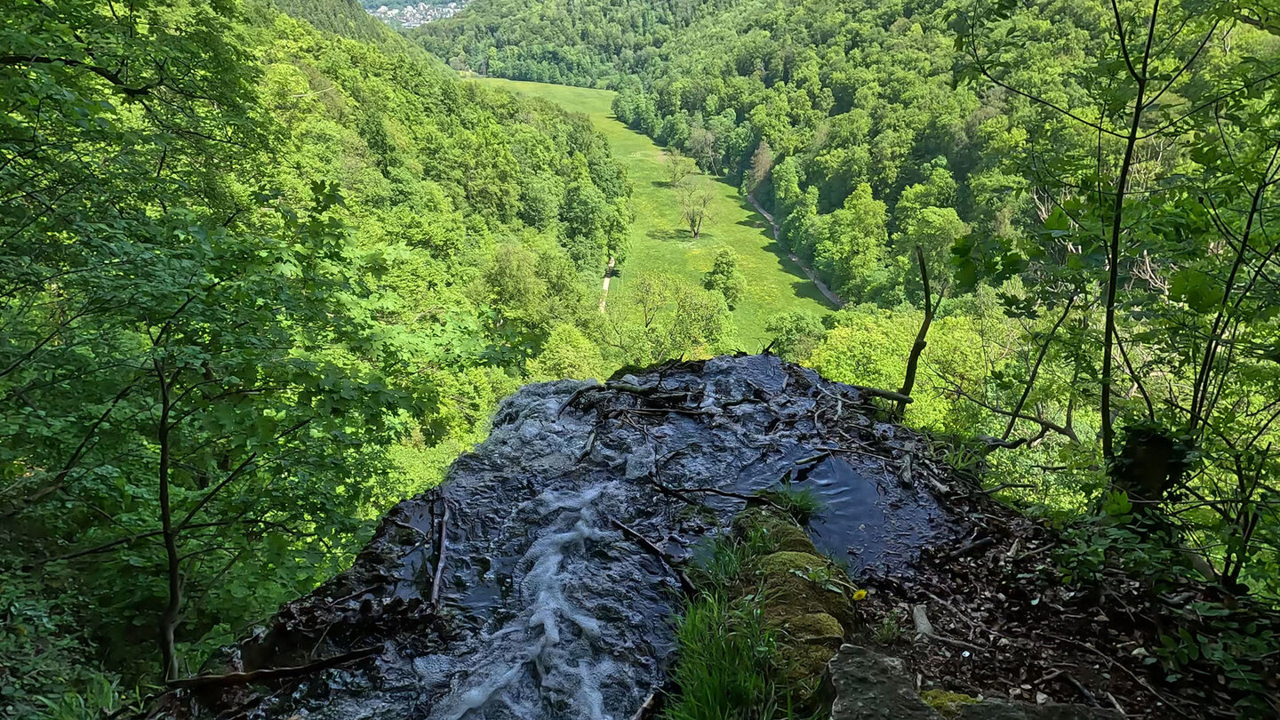 Uracher Wasserfall von oben mit Blick auf die Uracher Alb