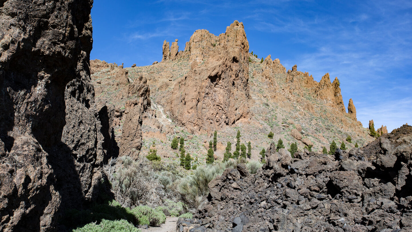 Wanderweg 18 zwischen Felsformationen und Lavafeldern