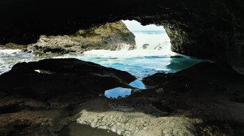 die eindrucksvolle Grotte mit ihrem türkisgrünen Wasser am Charco Azul de los Llanillos auf El Hierro