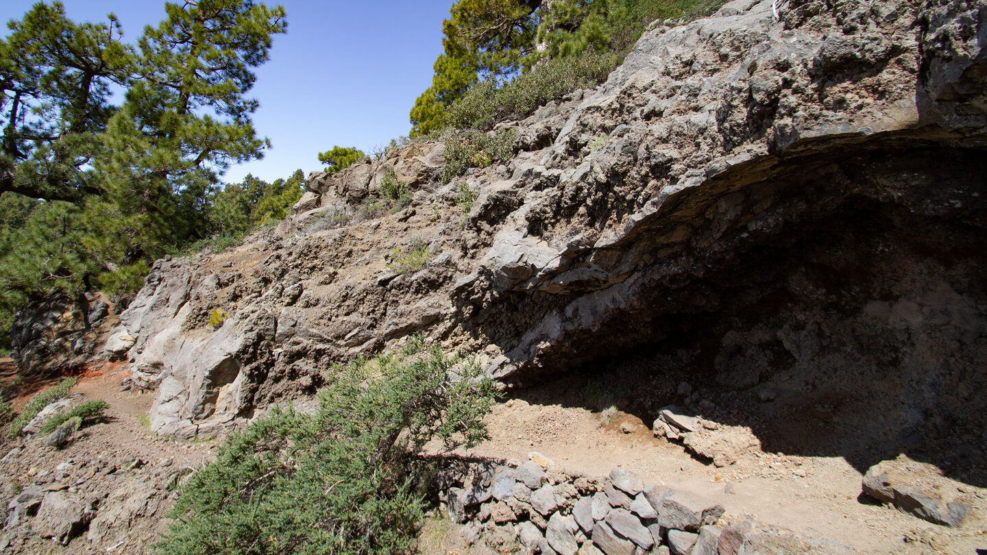 Felsgrotte am Wanderweg