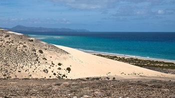 Ausblick über die Dünenlandschaft der Playa Risco del Paso