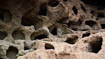 in Tuffstein geschlagene Höhlen bei Cenobio de Valerón auf Gran Canaria