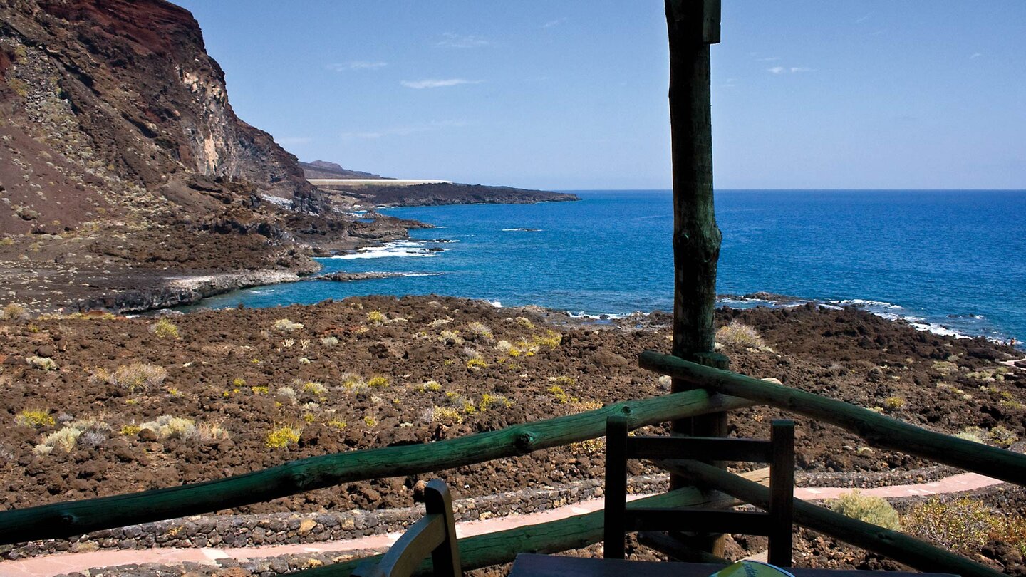 Ausblick vom Kiosk auf die Cala de Tacorón auf El Hierro