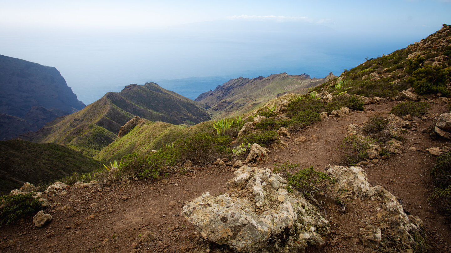 Ausblick vom Camino de Baracán entlang der Schluchten auf den Atlantik