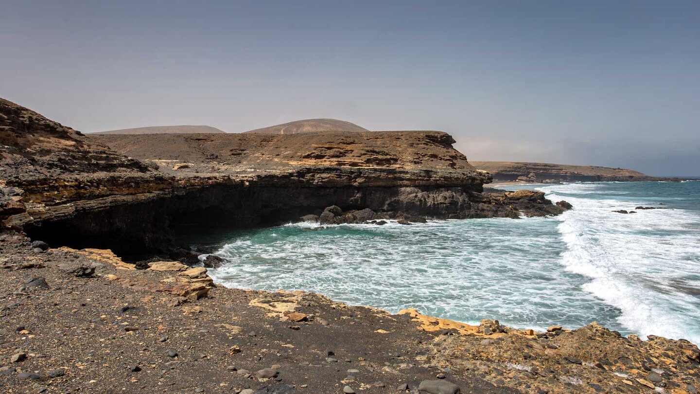 vom Atlantik unterspülter Küstenabschnitt am Wanderweg zum Solapa-Strand