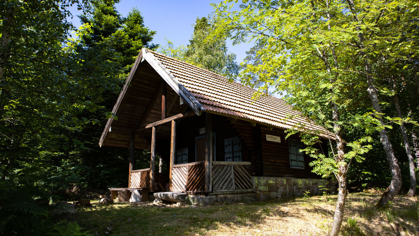 die Rosshimmelhütte bietet Sitzgelegenheiten für eine Rast