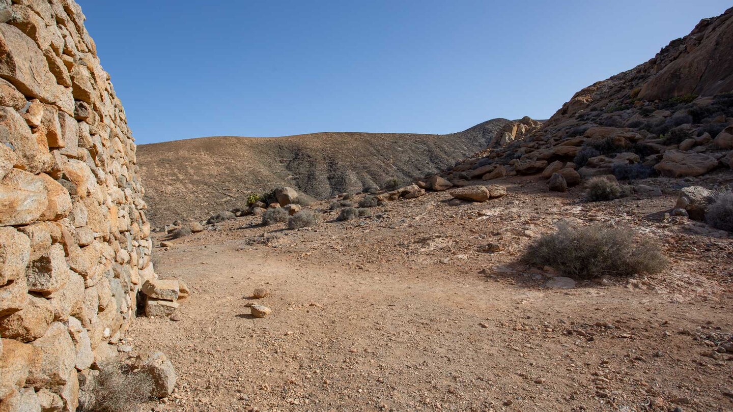 Ruinenmauern am Wanderweg