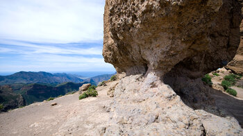 erodierte Basis der Felsen am Roque Nublo auf Gran Canaria