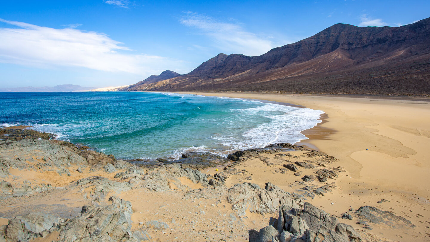 Panoramablick von El Islote entlang der Playa de Barlovento bis zur Sandwüste El Jable