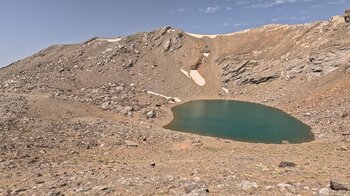 Laguna de la Caldera vor dem Pico de Loma Peleda und dem Cerro Boto