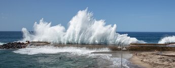 grandiose Meeresbrandung am Naturschwimmbad Piscina Natural de Bajamar auf Teneriffa