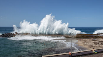 grandiose Meeresbrandung am Naturschwimmbad Piscina Natural de Bajamar auf Teneriffa