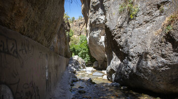 Abstieg ins Bachbett des Río Monachil