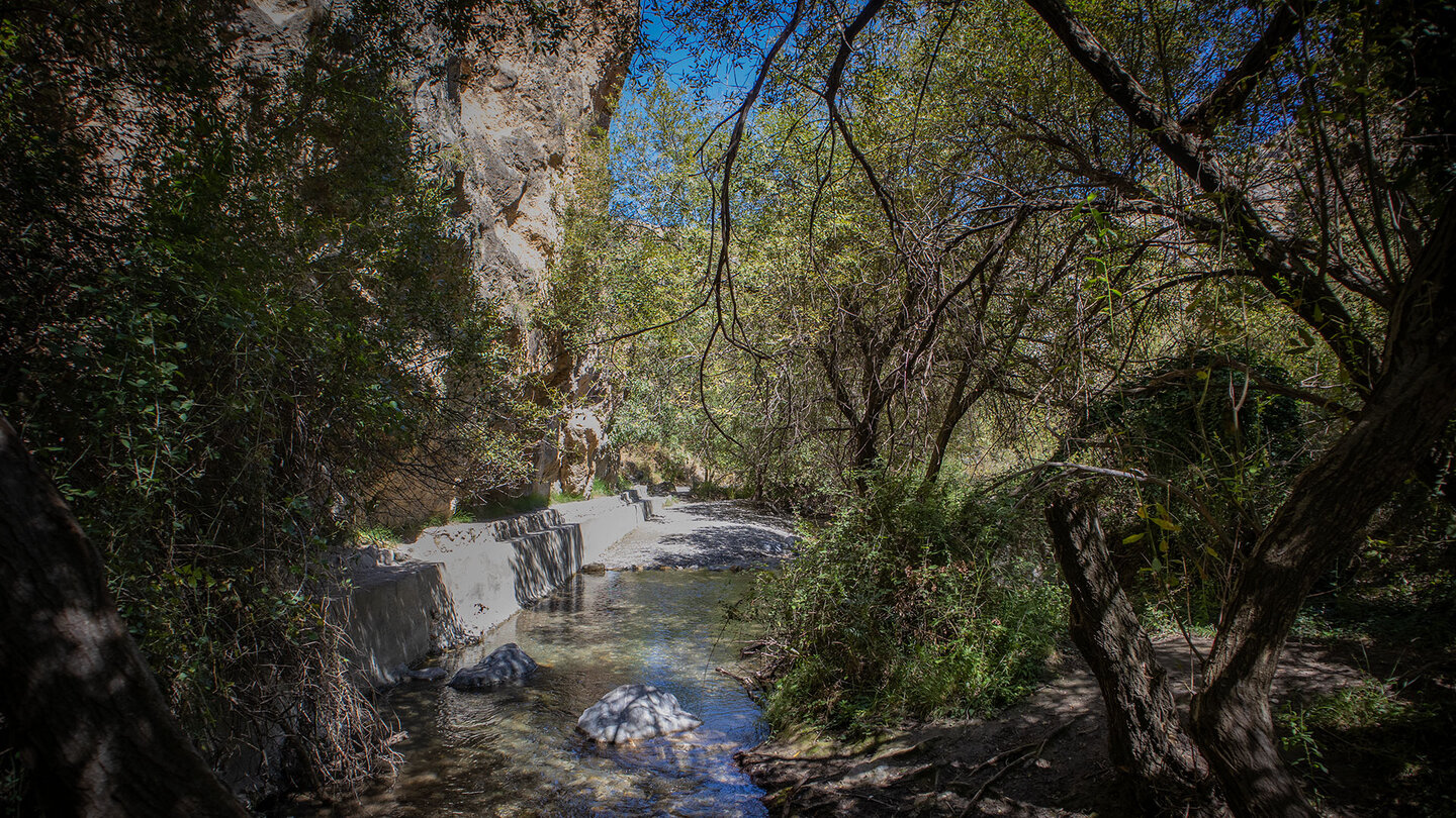 Felswände auf der Wanderung Cahorras de Monachil