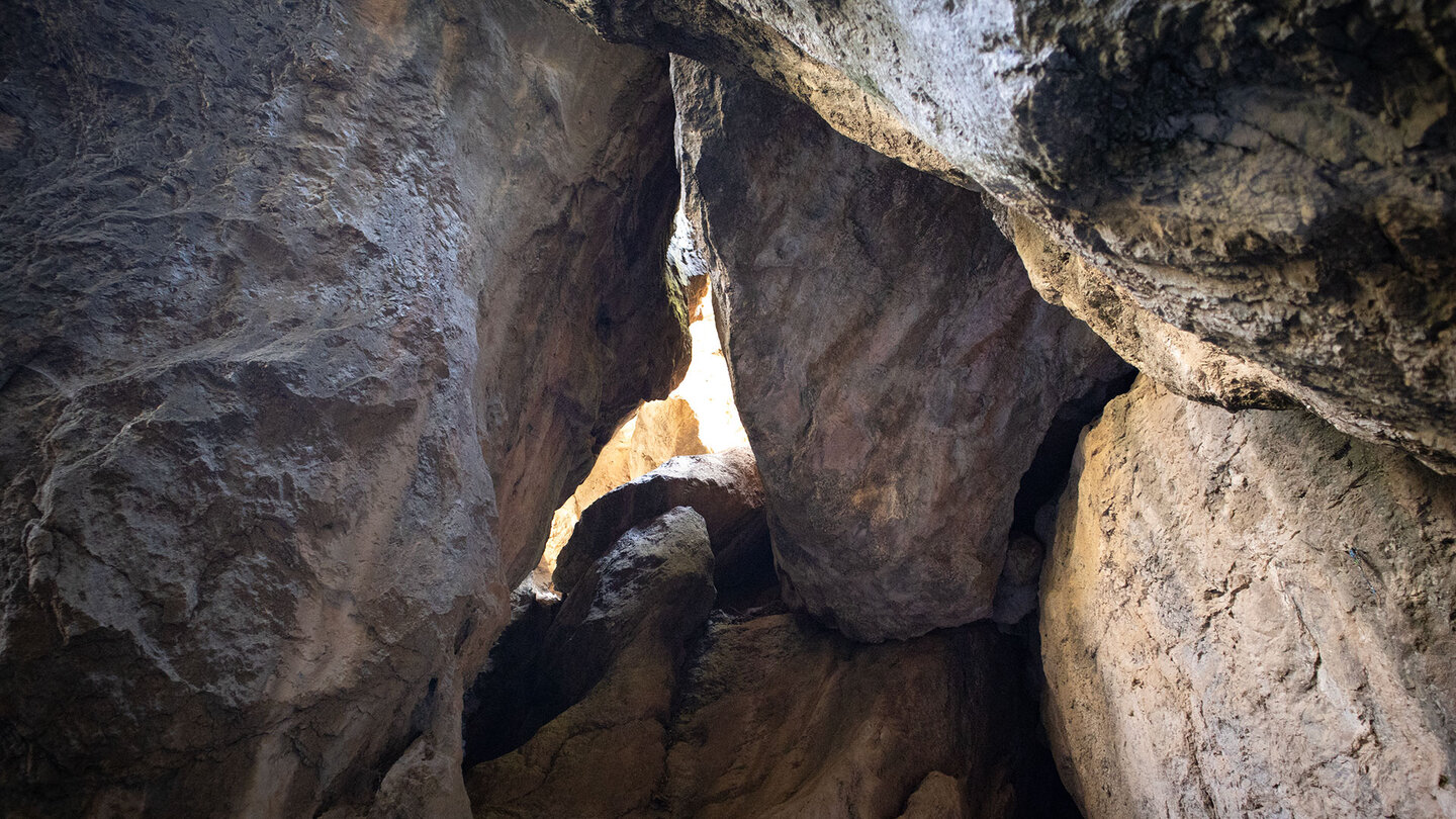 Felsblöcke in der Cueva de las Palomas