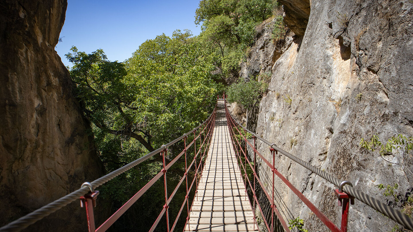 Hängebrücke auf der Route Cahorras del Río Monachil