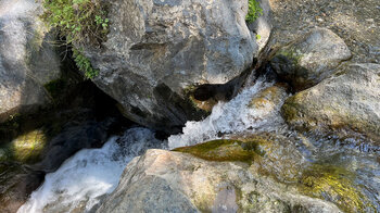 Wasserfall im felsigen Bachbett des Río Monachil