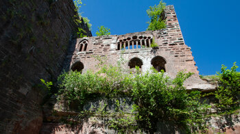 die Burg wurde auf einem Felssockel aufgebaut