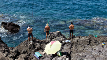 Angler bei Alcalá im Süden Teneriffas