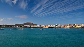 Blick auf den Strand von Corralejo auf Fuerteventura mit den Volcanes de Bayuyo im Hintergrund