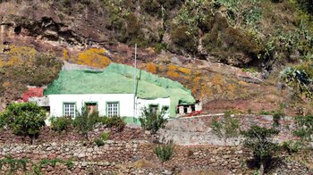 Fassade einer Höhlenwohnung Los Batanes im Anaga