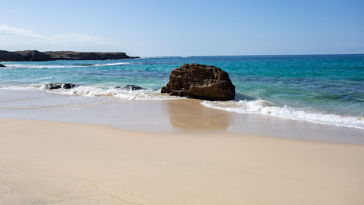 der malerische Sandstrand Playa de Ojos