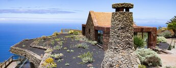 der terrassenförmig an die Steilwand gebaute Aussichtspunkt Mirador de la Peña auf El Hierro