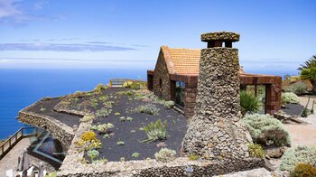 der terrassenförmig an die Steilwand gebaute Aussichtspunkt Mirador de la Peña auf El Hierro