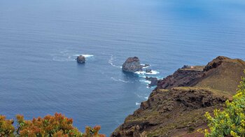 vom Mirador de la Peña auf El Hierro blickt man auf die Roques de Salmor