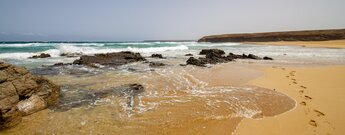 weite Aussicht auf den Strand und den Atlantik an der Playa de Jarugo auf Fuerteventura