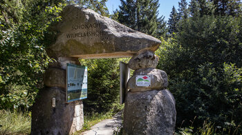 das Findlingsportal an der Wilhelmshöhe